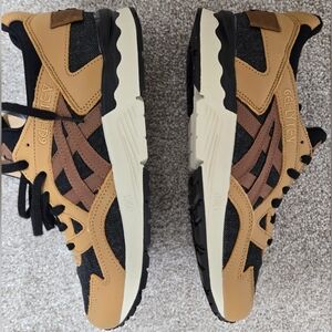 Asics Gel Lyte V Black and Gold Sz 38.5